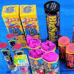 【ジャンク品】打ち上げ花火セット 噴火タイプや手持ちも入ったバラエティセット グループで楽しめる大容量 七夕 夏休み お盆の季節にの画像
