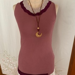 「引取先決定」カットソーとネックレス、メッシュ上着 