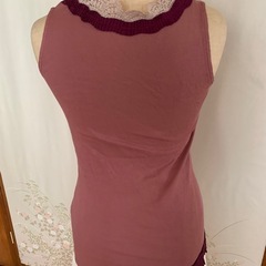 「引取先決定」カットソーとネックレス、メッシュ上着 の画像