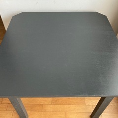 シックなチャコールグレーの正方形の角カットがかわいいカフェみたいな造作テーブル　軽くて扱いやすい‼︎の画像