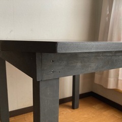 シックなチャコールグレーの正方形の角カットがかわいいカフェみたいな造作テーブル　軽くて扱いやすい‼︎の画像