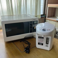 電子レンジ、湯沸かしポットの画像