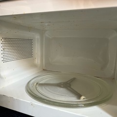 家電・家具まとめてお譲りします（炊飯器・電子レンジ・ポット、化粧鏡、テーブル） の画像