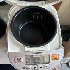 家電・家具まとめてお譲りします（炊飯器・電子レンジ・ポット、化粧鏡、テーブル） の画像