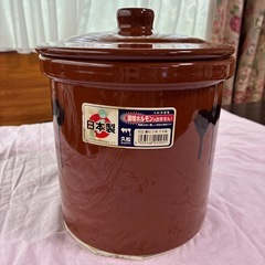 陶器　蓋付き容器の画像