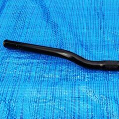 自転車用ハンドルバー アルミ ブラック 長さ：560mm クランプ径25.4mm 重量：422g DOPPELGANGERの折りたたみ自転車に装備されていたハンドルバー＋付属グリップおまけの画像