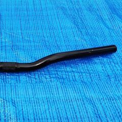 自転車用ハンドルバー アルミ ブラック 長さ：560mm クランプ径25.4mm 重量：422g DOPPELGANGERの折りたたみ自転車に装備されていたハンドルバー＋付属グリップおまけの画像