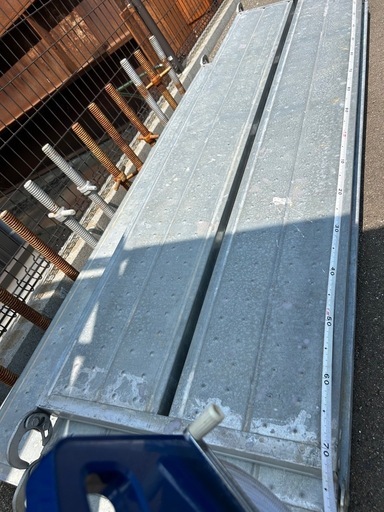 60サイズ門型足場4段分と転落防止枠2段分