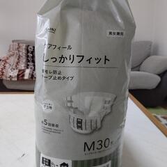 ケアフィール しっかりフィット Mサイズ 大人用オムツ 開封済みの画像