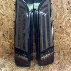 200系ハイエースヴァレンティジュエルLEDテールランプREVOスモークの画像