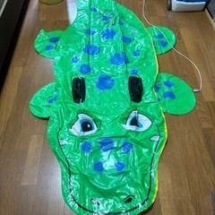 ワニ　プール、海、浮き輪の画像