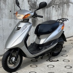 大人気セール‼️ステップに割れがある為少しお安く出品🥲 実走行1.1万キロ🏃‍♀️安心のバッテリー新品✨️前後タイヤまだまだ山あり⛰️嬉しいオイル交換済み♻️燃費重視&バイク初心者の方にオススメ🔰ラクラク始動のインジェクション💥SA36J ジョグ✴の画像