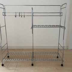 キッチン　コンロ横ラック