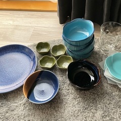 和風デザインの多彩な食器セットの画像