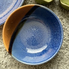 和風デザインの多彩な食器セットの画像