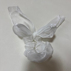 白リボンシュシュ②の画像