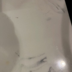 3台大理石テーブルの画像