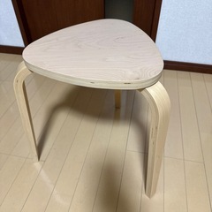 IKEAの木製椅子の画像