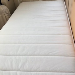 白いアイアンベッド