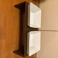 犬用木製食器台　白い陶器のお皿