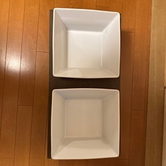 値下げ！犬用木製食器台　白い陶器のお皿の画像