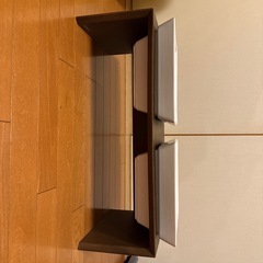 値下げ！犬用木製食器台　白い陶器のお皿の画像