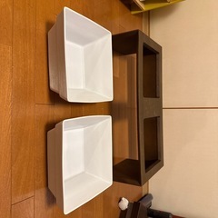 値下げ！犬用木製食器台　白い陶器のお皿の画像