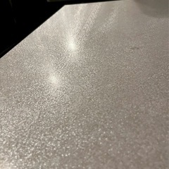 キラキラ白テーブルの画像