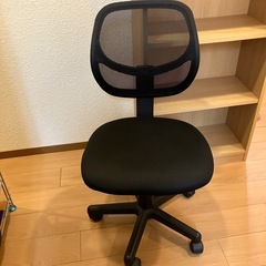 Amazon basicのオフィスチェアの画像