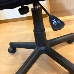 Amazon basicのオフィスチェアの画像