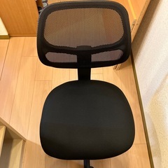 Amazon basicのオフィスチェアの画像