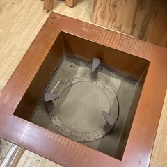 火鉢☆囲炉裏☆銅製☆鉄のゴトクと灰入り☆古民家家具☆床埋め込み用囲炉裏☆レトロ☆DIYの画像