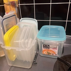 密閉容器と冷たい飲料用タンブラーの画像