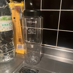 密閉容器と冷たい飲料用タンブラーの画像