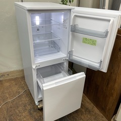 R097 ☀️ ジモティー限定価格！ 2022年製の高年式！SHARP 冷蔵庫（152L 左右付替え）22年製 SJ-D15H ⭐ 動作確認済 ⭐ クリーニング済の画像