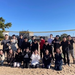 夏に入り砂浜の上にてビーチバレー🏐