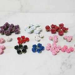 樹脂粘土 フィモローズ 薔薇 68粒セット / 赤 ピンク 白 青 黒 紫 / 横穴あり ハンドメイド素材 手作りパーツの画像