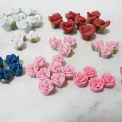 樹脂粘土 フィモローズ 薔薇 68粒セット / 赤 ピンク 白 青 黒 紫 / 横穴あり ハンドメイド素材 手作りパーツの画像