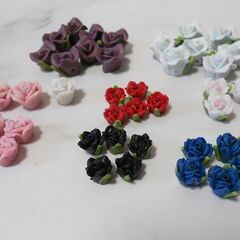 樹脂粘土 フィモローズ 薔薇 68粒セット / 赤 ピンク 白 青 黒 紫 / 横穴あり ハンドメイド素材 手作りパーツの画像