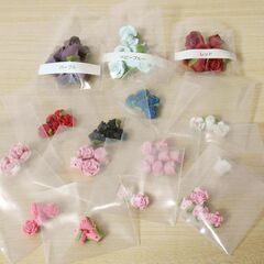 樹脂粘土 フィモローズ 薔薇 68粒セット / 赤 ピンク 白 青 黒 紫 / 横穴あり ハンドメイド素材 手作りパーツの画像