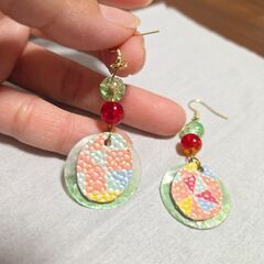 カラフルなピアスの画像