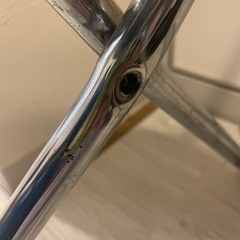 折りたたみ椅子（破損あり）の画像