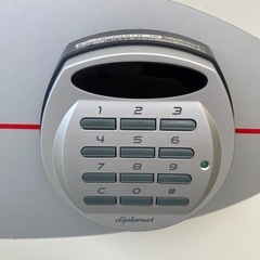 【OF-45】ディプロマット デジタルテンキー式 耐火金庫 容量50ℓ 定価約11万　検)事務机　オフィス チェア　会議 椅子　ロッカー　ミーティングテーブル　応接ソファ 店舗 事務所 什器　書庫 本棚 ラック デスク スチール 美品多数 格安 【中古オフィス家具】の画像