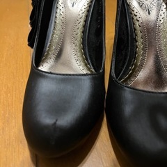 ブラックパンプスの画像