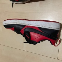 Nike 赤黒 スニーカー ローカット
の画像