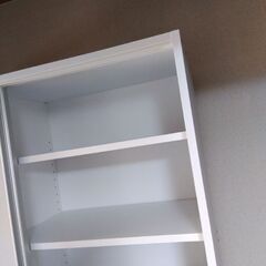 光沢仕様 引き戸壁面収納本棚 幅120奥行40高さ180cm(交通費として１，０００円付き)(ご希望の方には衣類など収納する引き出し型収納ケースも差し上げます。最大7個まで)の画像