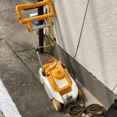 RYOBIの電動芝刈り機　芝刈り
