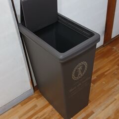 かっこいい茶色のゴミ箱　45Lサイズの画像