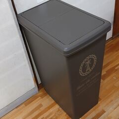 かっこいい茶色のゴミ箱　45Lサイズの画像