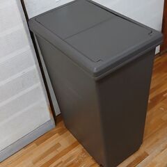 かっこいい茶色のゴミ箱　45Lサイズの画像